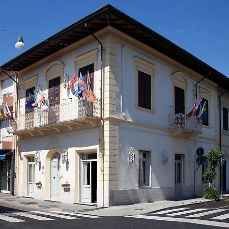Hotel La Petite Maison В'яреджо Екстер'єр фото