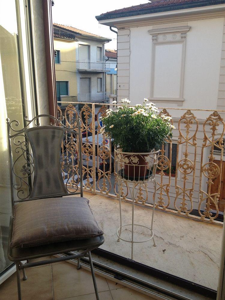 Hotel La Petite Maison В'яреджо Екстер'єр фото
